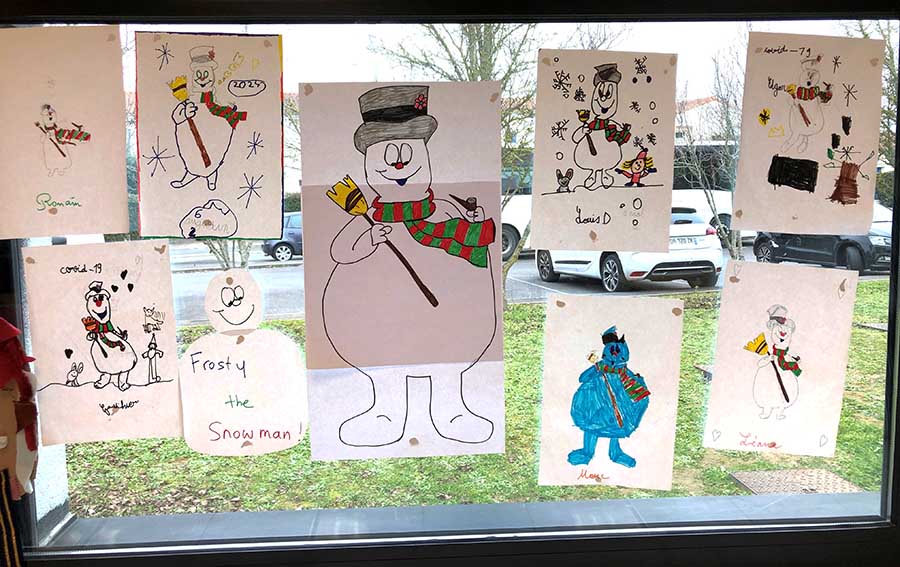 Les élèves de CP de la Filière Internationale de l'école Fénelon Notre-Dame de Lagord ont dessiné Frosty en suivant des instructions en anglais.